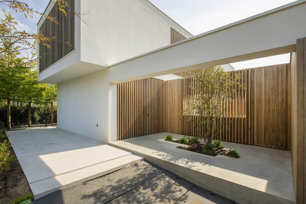 Woning met moderne houten gevelbekleding in natuurlijke houtkleur