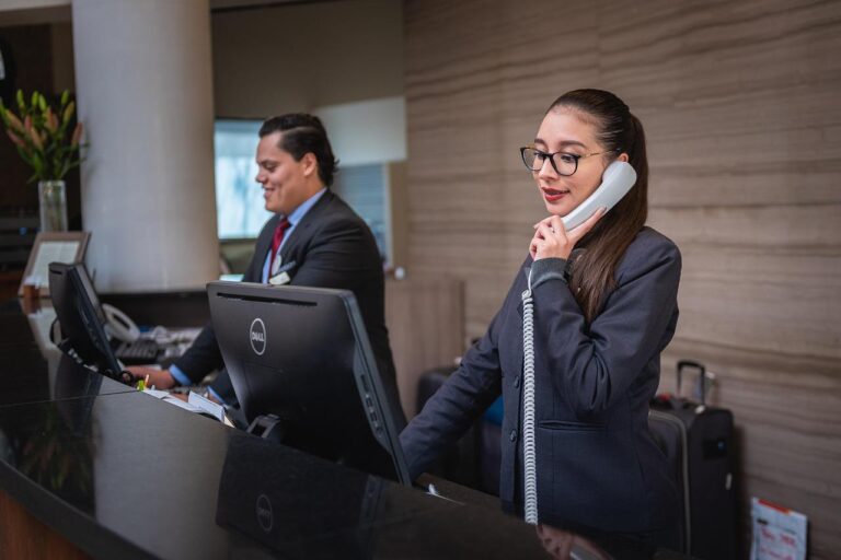 Realtime telefoondienst met CRM-integratie toont medewerker met klantinformatie beschikbaar tijdens telefoongesprek