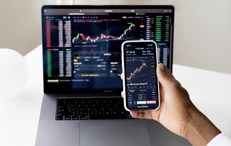 Visuele uitleg van het verschil tussen distributieve en accumulatieve ETF's voor beleggers