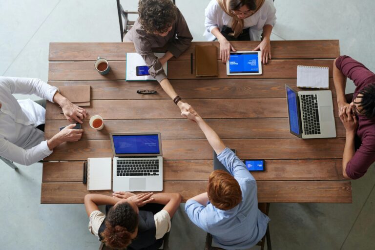 Modern kantoor met natuurlijk licht en flexibele werkplekken voor samenwerking en focuswerk