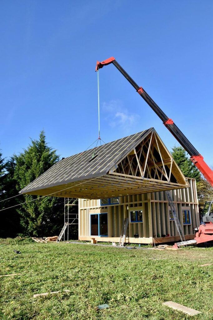 Vakman voert houtbewerking op maat uit met precisie en traditionele technieken voor op maat gemaakte interieuroplossingen