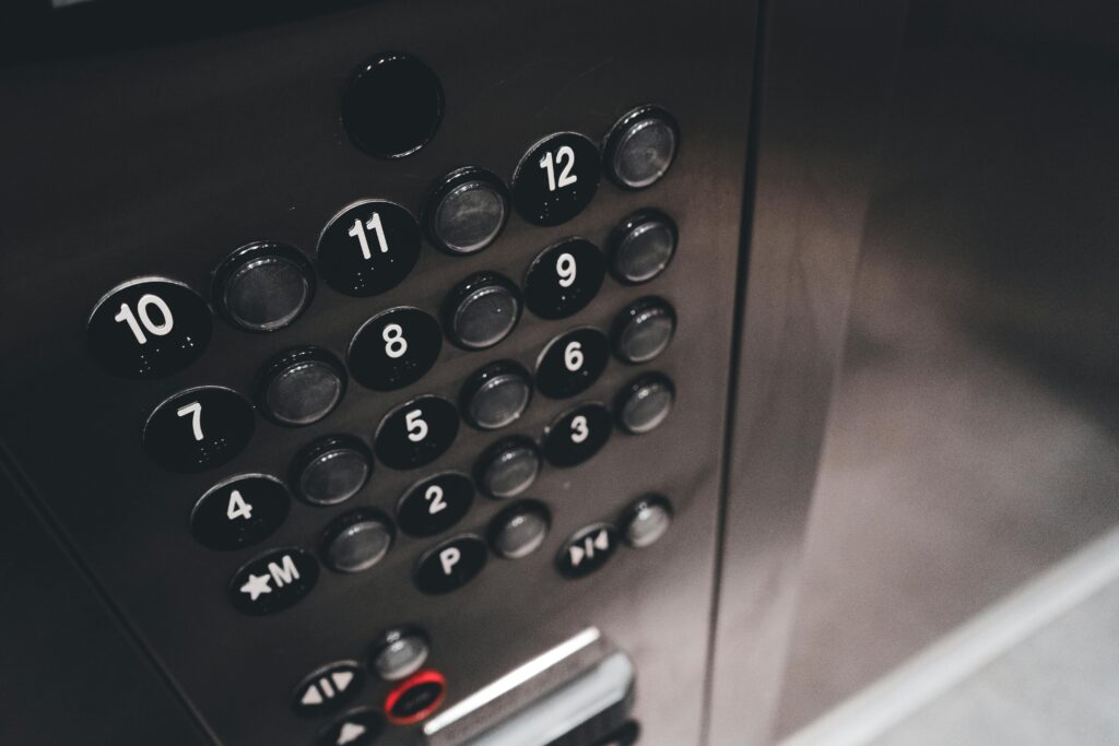 Werknemer gebruikt lift huren voor veilige werkzaamheden op hoogte bij gevelonderhoud