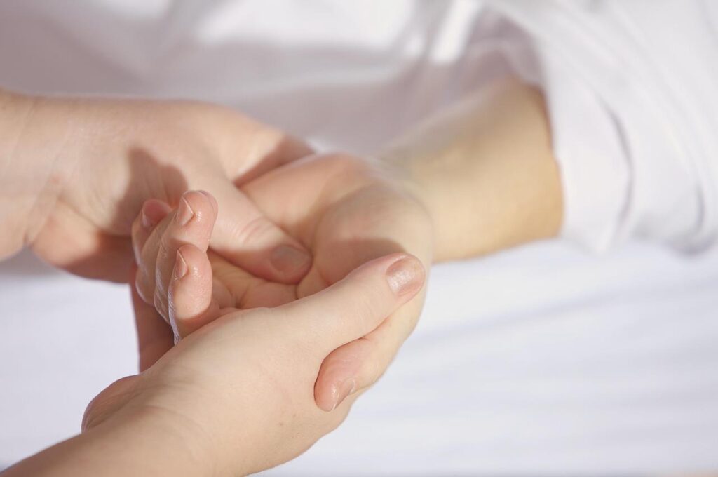 Werknemer ontspant tijdens professionele stoelmassage op kantoor voor meer productiviteit en welzijn
