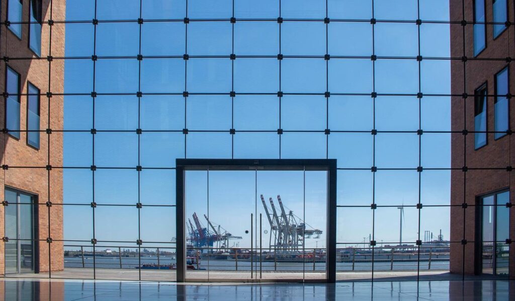 Raamfolie voor gebouwen biedt privacy en zonwering zonder daglicht volledig af te sluiten in kantoor of bedrijfspand