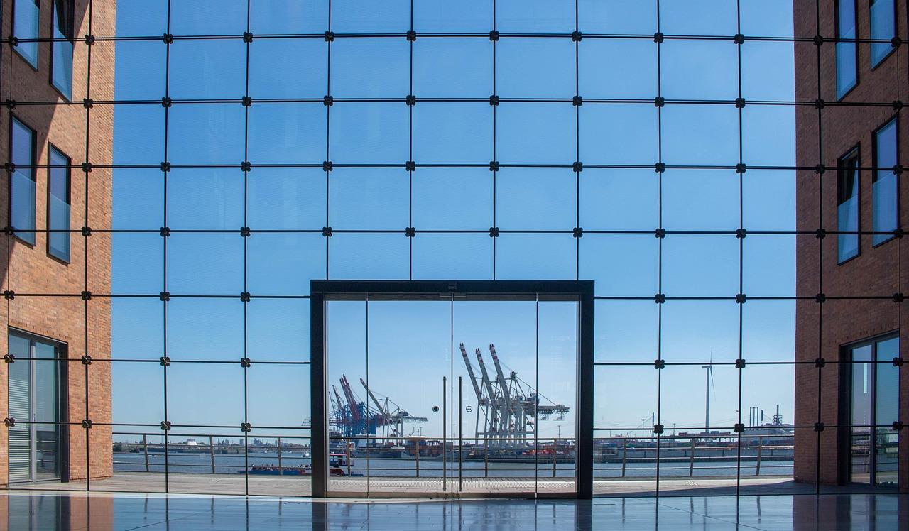 Raamfolie voor gebouwen biedt privacy en zonwering zonder daglicht volledig af te sluiten in kantoor of bedrijfspand